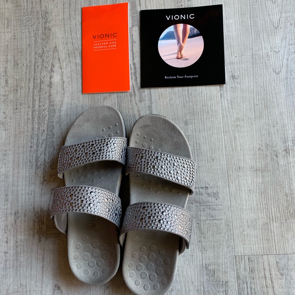 Vionic size 7 W Velcro straps.